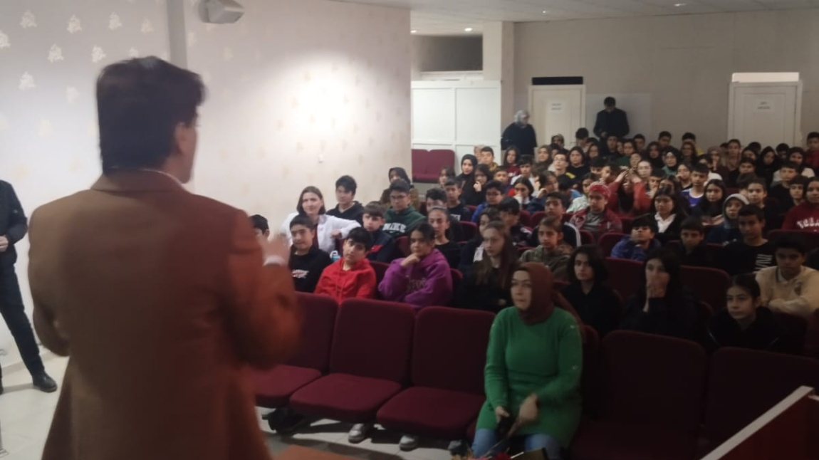 Okulumuzda Fırat Üniversitesi Sosyal Bilimler Öğretim Görevlisi Doç.Dr Handan KARAKAYA tarafından KADINA YÖNELİK ŞİDDET konusunda seminer verilmiştir.